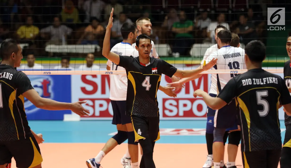 Pemain Timnas voli putra Indonesia, Mahfud Nurcahyadi (tengah) memberi semangat saat bermain melawan Kazakhstan pada Kejuaraan Voli Asia 2017 ke-16 di GOR Tri Dharma, Gresik, Selasa (25/7). Indonesia kalah 3-2. (Liputan6.com/Helmi Fithriansyah)