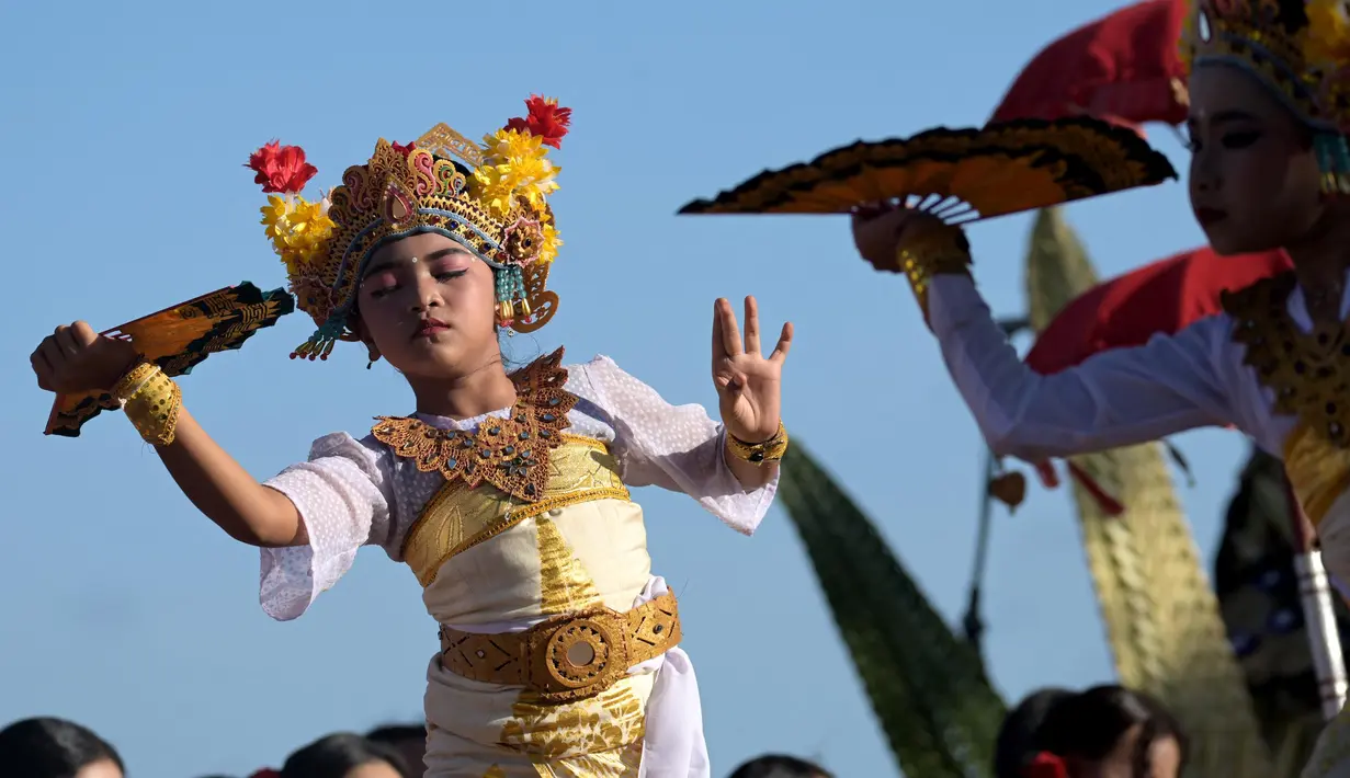 Sepanjang ritual upacara pemurnian air, beberapa pemuka agama Hindu terus membacakan doa. (SONNY TUMBELAKA/AFP)