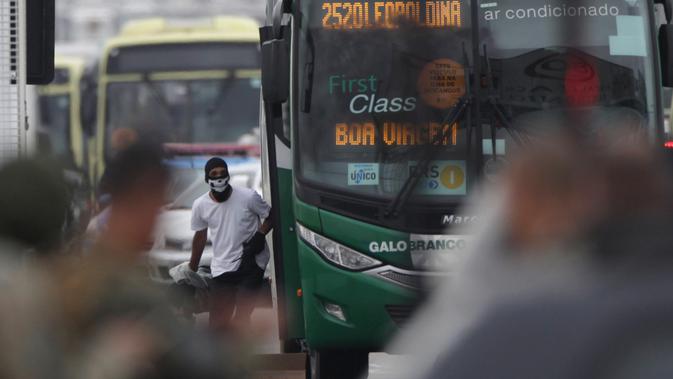 FOTO: Pria Bersenjata Sandera 37 Orang di Bus Brasil