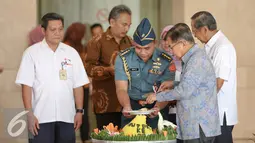 Wakil Presiden Jusuf Kalla memotong nasi tumpeng saat menghadiri HUT ke-70 Palang Merah Indonesia (PMI) di Museum Nasional, Jakarta, Kamis (17/9/2015). (Liputan6.com/Faizal Fanani)