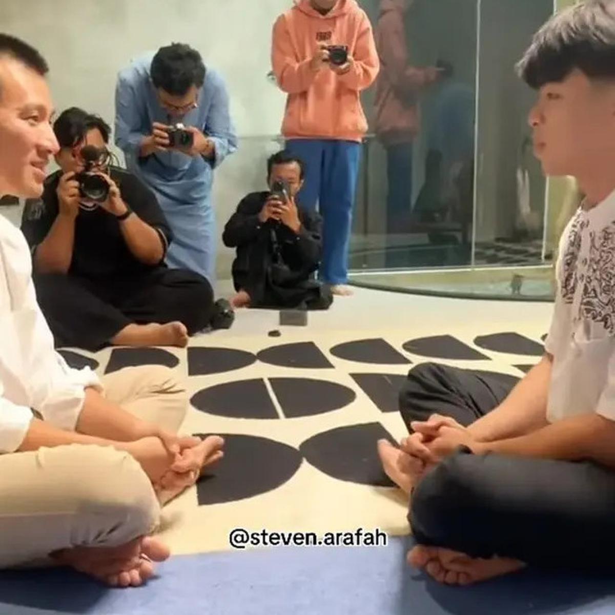 7 Potret Steven Wongso Resmi Mualaf, Syahadat Dibimbing Ustaz Felix Siauw
