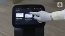 Perawat sedang menyetel lagu di robot temi saat di  kamar pasein  RSPJ Modular, Jakarta, Selasa (28/7/2020). Teknologi dengan robot, membantu tenaga medis dalam tanganin pasien Covid-19, salah satunya dapat berkonsultasi dengan dokter via Video Call. (Liputan6.com/Herman Zakharia)