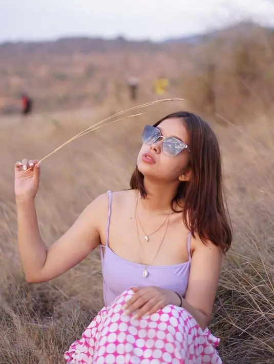Di kesehariannya, Rebecca Klopper kerap tampil santai. Seperti kali ini, wanita berdarah Jawa dan Australia ini tampil mengenakan tank top berwarna lilac dan bawahan motif berwarna pink. Kacamata hitam yang dipakai pun membuatnya tampak menawan.(Liputan6.com/IG/@maudykoesnaedi)