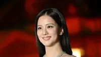 Pesona Princess Jisoo BLACKPINK di Kyoto, Tampil Anggun dalam Gaun Putih dan Kalung Cartier 41,01 Karat