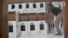 Pekerja menata kotak suara Pemilu 2019 di Gudang Logistik KPU Kota Bekasi, Rabu (20/12). Komisioner bidang logistik KPU Kota Bekasi telah menerima sebanyak 32.500 kotak suara dari 33.600 kotak suara yang ditargetkan. (Merdeka.com/Iqbal S. Nugroho)