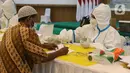 Peserta Rapid Test COVID-19 di DPP Partai Golkar, Jakarta, Rabu (8/4/2020). Hasil tes memperlihatkan adanya IgG atau IgM dalam darah. Jika ada, maka hasil dinyatakan positif ada infeksi. Namun, hasil tersebut bukanlah diagnosis yang menggambarkan infeksi Covid-19. (Liputan6.com/Helmi Fithriansyah)