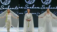 Busana pengantin karya desainer Era Soekamto di JFW 2023. (Dok: JFW Official)