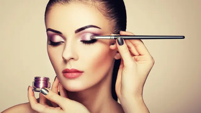 Beauty Focus: Berani Cobain Metallic Eye Look yang Stunning?