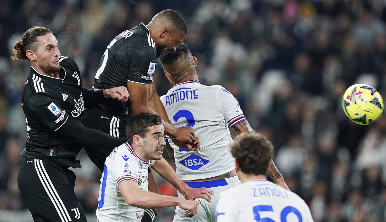 Pemain Juventus, Glesison Bremer, menyundul bola saat melawan Sampdoria pada laga pekan ke-26 Serie A 2022/2023 di Allianz Stadium, Senin (13/03/2023). (Spada/LaPresse via AP)