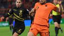 Pemain depan Gibraltar Julian Valarino (belakang) menantang bek Belanda Daley Blind pada laga Kualifikasi Piala Dunia 2022 zona Eropa Grup G di De Kuip, Rotterdam, Selasa (12/10/2021) dini hari WIB. Menjamu Gibraltar, Belanda menang 6 gol tanpa balas. (JOHN THYS/AFP)