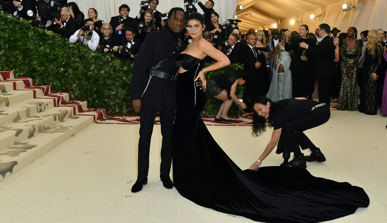 Kemesraan Kylie Jenner dan sang kekasih, Traviz Scott saat menghadiri ajang Met Gala 2018 di Metropolitan Museum of Art New York, Senin (7/5). Selama di red carpet, Kylie Jenner dan Travis Scott pun tak hentinya mengumbar momen mesra. (AFP/Angela WEISS)