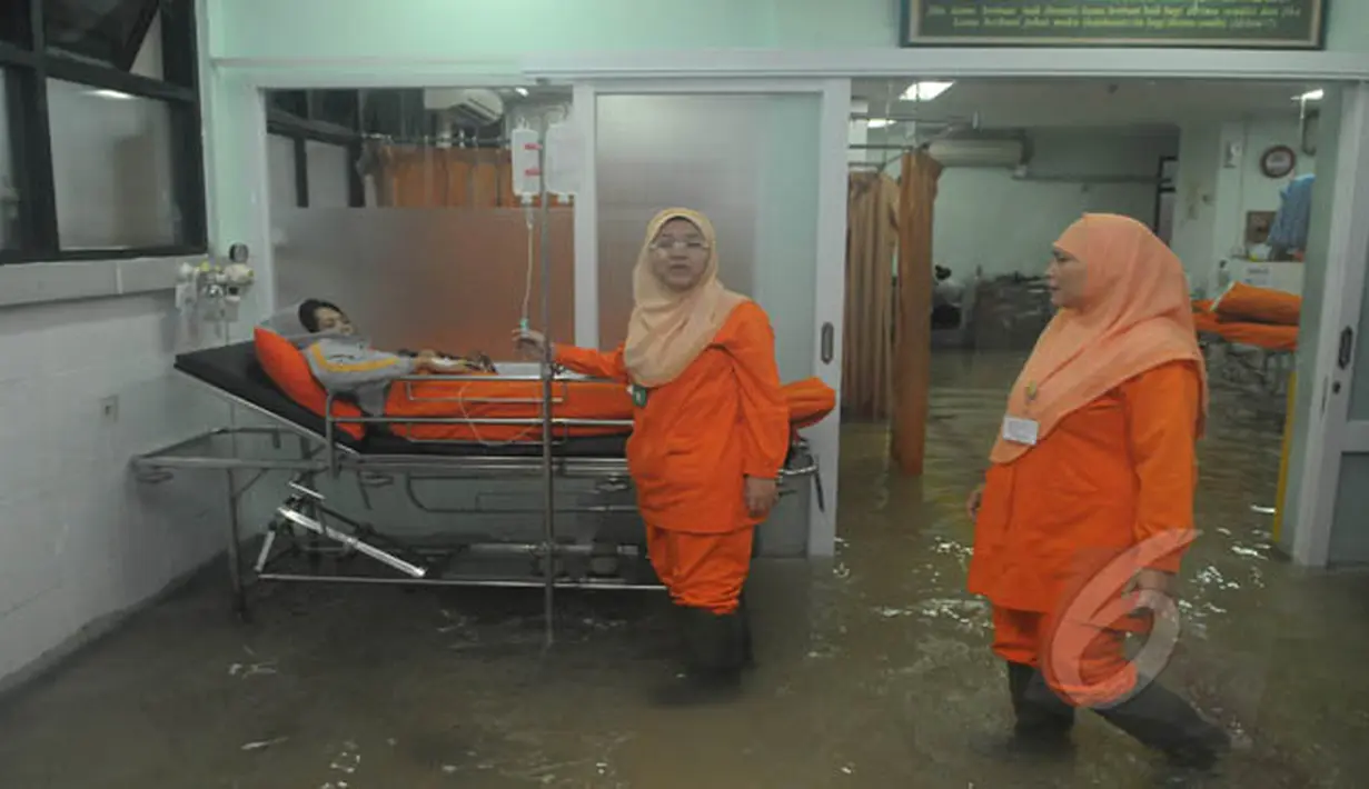 Operasional Rumah Sakit Islam Jakarta masih berjalan seperti biasa, Senin (9/2/2015). Namun suasana tak nyaman karena genangan air. (Liputan6.com/Herman Zakharia)