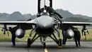 Tentara Angkatan Udara Taiwan memeriksa jet tempur F-16V saat latihan di Chiayi, Taiwan, Rabu (5/1/2022). Pilot Angkatan Udara Taiwan melakukan latihan untuk mensimulasikan intersepsi pesawat China ke zona identifikasi pertahanan udara Taiwan. (Sam Yeh/AFP)