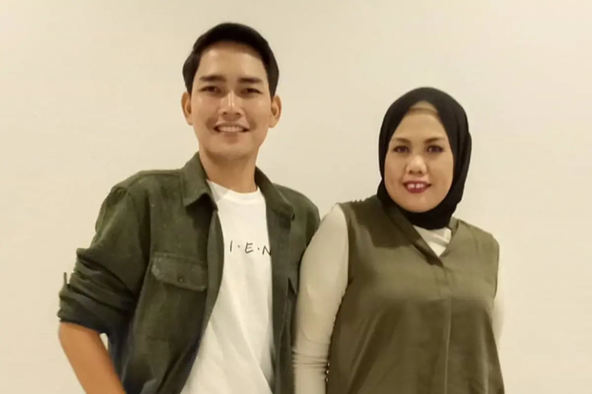 Momen Kebersamaan Elly Sugigi dan Aditya Gumelar