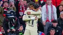 Barcelona meraih kemenangan di pertandingan jornada ke-27 La Liga 2025/2026. Berhadapan dengan Athletic Bilbao, Las Azulgrana menang dengan skor tipis 0-1. Barca berhasil membawa pulang tiga poin dari San Mames berkat gol semata wayang Lamine Yamal. (AP Photo/Miguel Oses)