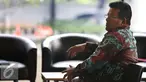 Kepala Kejaksaan Tinggi (Kajati) Sumatera Barat Widodo Supriadi menunggu untuk diperiksa di Gedung KPK, Jakarta, Rabu (2/11). Widodo diperiksa sebagai saksi terkait kasus suap penjualan gula tanpa SNI di PN Padang. (Liputan6.com/Johan Tallo)