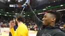 Pemain Utah Jazz, Donovan Mitchell (kanan) merayakan kemenangan timnya bersama Ricky Rubio (kiri) pada lanjutan NBA basketball game di Vivint Smart Home Arena, Salt Lake City, (30/1/2018). Utah menang 129-99. (AP/Rick Bowmer)