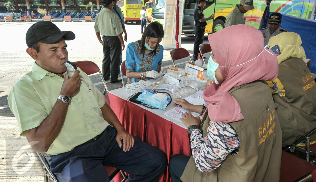 Pengemudi bus melakukan pemeriksaan di pos kesehatan Terminal Kampung Rambutan, Jakarta, Jumat (24/6). Dishub DKI Jakarta melakukan cek kesehatan pengemudi dan kelayakan armada bus jelang arus mudik Lebaran 2016. (Liputan6.com/Yoppy Renato)