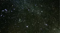 Meteor paling terang, bola api, meninggalkan jejak berasap yang terus melayang di angin dataran tinggi, yang terlihat di sisi kanan gambar. (Wikimedia/Creative Commons)