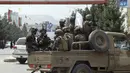 Pasukan khusus Taliban tiba di dalam Bandara Internasional Hamid Karzai setelah penarikan militer AS, di Kabul, Afghanistan, Selasa (31/8/2021).  Taliban menguasai penuh bandara internasional Kabul pada Selasa, setelah pesawat AS meninggalkannya landasan pacu. (AP Photo/Khwaja Tawfiq Sediqi)