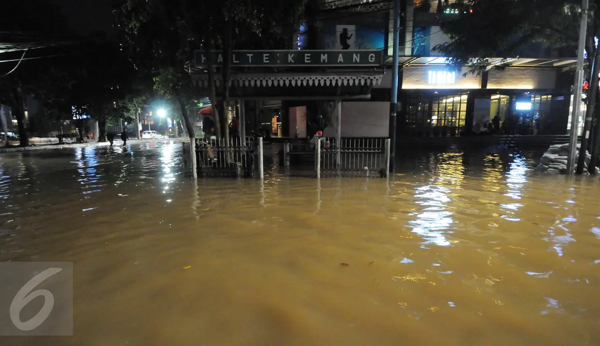 Halte di kawasan Kemang, Jakarta, tampak terendam banjir, Minggu (25/9). Hujan deras yang mengguyur sebagian besar kawasan di Jakarta, Minggu malam, membuat wilayah Kemang terendam banjir lagi. (Liputan6.com/Helmi Afandi)