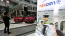 Pengunjung mengambil gambar mobil New Mazda 3 dan Mazda CX3 saat pagelaran Mazda Power Drive 2017 di Epiwalk, Kuningan, Jakarta, Sabtu (21/10). (Liputan6.com/JohanTallo)