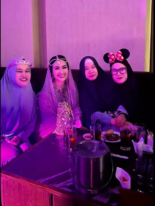 Iis Dahlia terlihat duduk dengan umi Zize dan ibunda Pratama Arhan. Mereka menikmati pesta anak muda dengan sangat happy. [Instagram/isdadahlia]