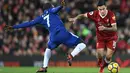 Gelandang Liverpool, Philippe Coutinho (kanan) berusaha melewati gelandang Chelsea, N'Golo Kante saat bertanding pada lanjutan Liga Inggris di Stadion Anfield, Inggris (25/11). Liverpool bermain imbang 1-1 atas Chelsea. (AFP Photo/Paul Ellis)