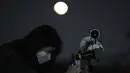 <p>Seorang wanita mengambil foto bulan melalui teleskop saat gerhana bulan di Goyang, Korea Selatan, Selasa, 8 November 2022. Fenomena gerhana bulan total terjadi pada 8 November 2022 di berbagai negara. (AP Photo/Lee Jin-man)</p>