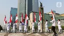 Sejumlah pasukan pengibar bendera (Paskibra) berbaris membawa bendera Merah Putih di Bundaran Hotel Indonesia (HI), Jakarta, Kamis (15/8/2024). (Liputan6.com/Herman Zakharia)