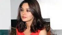 Preity Zinta marah karena di tengah acara promosi tim kriket miliknya, King XI Punjab, wartawan malah bertanya soal sang mantan.