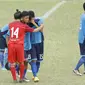 Pemain Unitomo Surabaya tampak sedih usai takluk dari UMM Malang pada laga Torabika Campus Cup 2017 di Stadion Universitas Negeri Malang, Rabu, (01/11/2017). UMM menang adu penalti 4-3 atas Unitomo. (Bola.com/M Iqbal Ichsan)