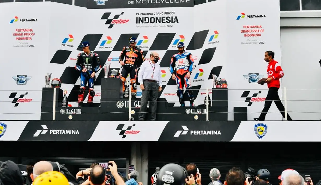 Presiden Joko Widodo membawa penghargaan untuk CEO Dorna Sports Carmelo Ezpeleta usai laga MotoGP Indonesia 2022 di Sirkuit Mandalika, Lombok, Nusa Tenggara Barat, Minggu (20/3/2022). (Foto: Laily Rachev-Biro Pers Sekretariat Presiden)