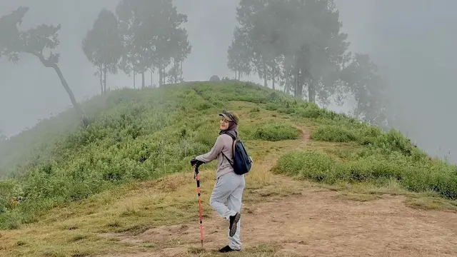 Pendaki di Lembah Gedong https://www.instagram.com/p/DFNpFV0yxiM/?igsh=MTY5bnQyaHJkMno3Ng==