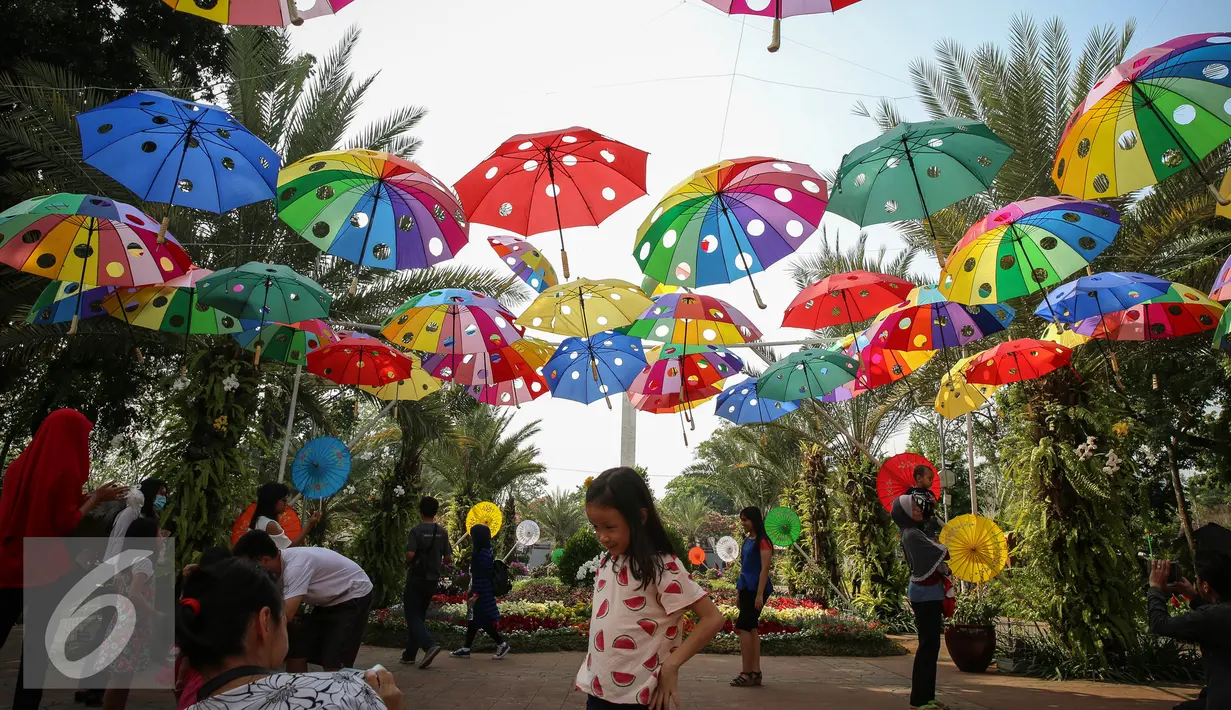  Suasana pameran flora dan fauna di Lapangan Banteng, Jakarta, Sabtu (19/9/2015). Pameran yang digelar selama 30 hari tersebut menghadirkan 150 stand bursa tanaman hias, tanaman buah, tanaman herbal, dan hewan peliharaan. (Liputan6.com/Faizal Fanani)