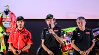 Livery spesial Pertamina Enduro VR46 Racing Team untuk MotoGP Mandalika 2025 yang diperkenalkan di Jakarta hari Selasa (30/09/2025) siang WIB. Tampak bos tim Valentino Rossi (tengah) ikut hadir pada acara ini. (Bagaskara Lazuardi/Bola.com)