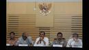 Pimpinan KPK bertemu dengan sejumlah menteri dan petinggi lembaga hukum di Gedung KPK, Senin (2/3/2015).  KPK melimpahkan kasus dugaan tindak pidana korupsi transaksi mencurigakan Komjen Pol Budi Gunawan ke Kejaksaan Agung. (Liputan6.com/Herman Zakharia)