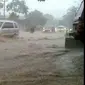 Saat hari pertama Lebaran, banjir melanda Jalan Nasional Lintas Selatan (JLS) Bandung-Yogyakarta di kawasan Lumbir Kabupaten Banyumas, Jateng. (Foto: Tagana Banyumas/Liputan6.com/Muhamad Ridlo)