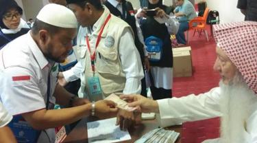 Jemaah Calon Haji Indonesia Terima Wakaf