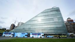 Para pelatih Manchester City berbaris di luar National Football Museum jelang dimulainya parade kemenangan Liga Inggris di Manchester, Inggris, 23 Mei 2022. (AP Photo/Jon Super)