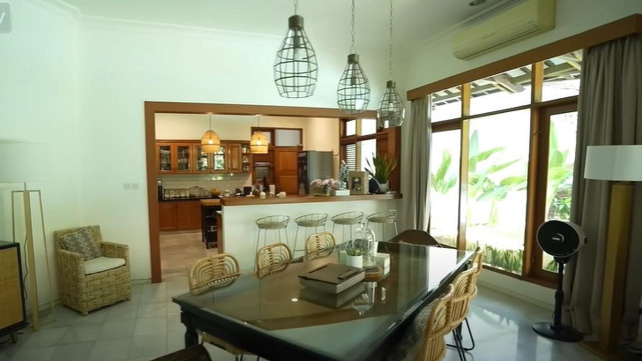 Tinggal di Rumah Kontrakan, 8 Potret Dapur Sophia Latjuba yang Bernuansa Klasik Serba Kayu - Unik Ada Mini Bar