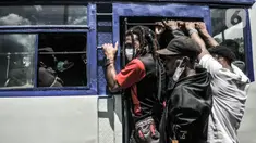 Massa FRI-West Papua menaiki bus saat dibubarkan oleh aparat kepolisian terkait aksi peringatan Deklarasi 1 Desember 1961 di kawasan Monas, Jakarta, Selasa (1/12/2020). Massa menolak perpanjangan otonomi khusus dan menuntut hak nasib rakyat West Papua. (merdeka.com/Iqbal S. Nugroho)