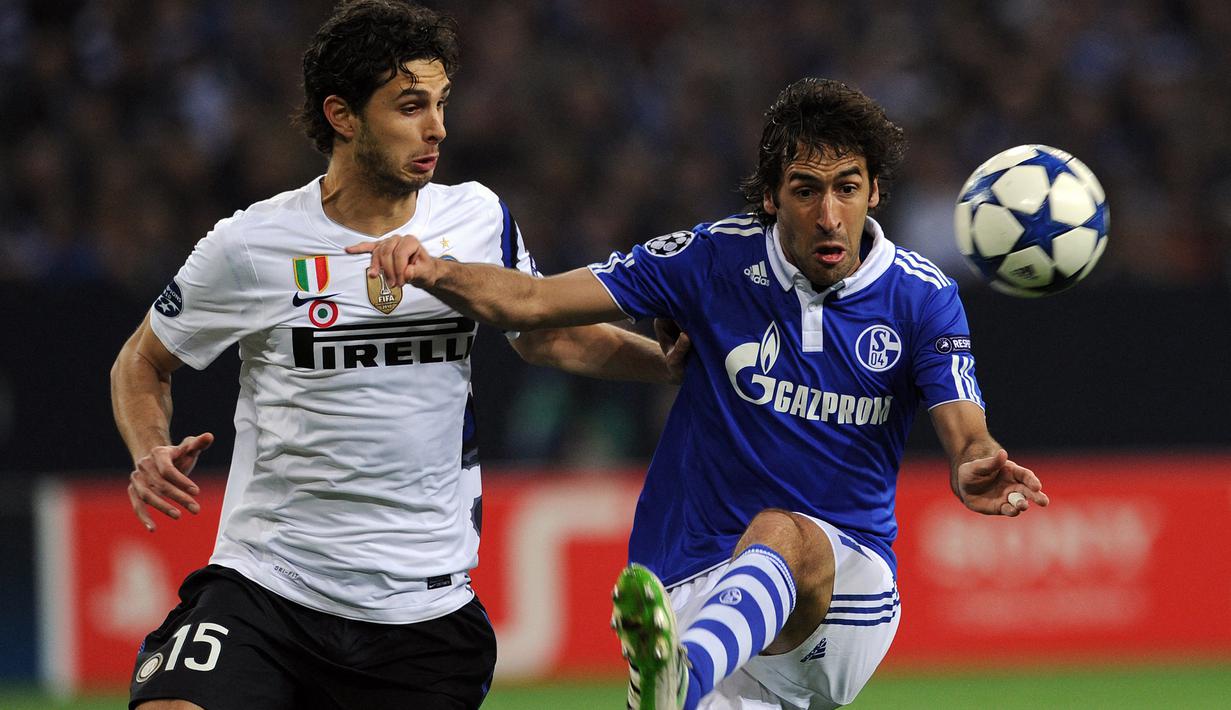 Striker Schalke, Raul Gonzalez (kanan) berebut bola dengan bek Inter Milan, Andrea Ranocchia pada laga leg kedua babak perempatfinal Liga Champions 2010/2011 di Gelsenkirchen, Scalke (13/4/2011). Raul Gonzalez yang pensiun pada November 2015 bersama New York Cosmos ini total mencetak 10 gol di babak perempatfinal Liga Champions dari 17 laga. Gol-gol tersebut dicetaknya bersama Real Madrid dan Schalke. (AFP/Patrik Stollarz)