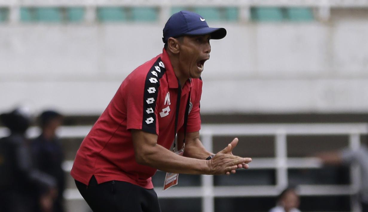 Pelatih Semen Padang, Weliansyah, memberikan instruksi kepada pemainnya saat melawan Tira Persikabo pada laga Shopee Liga 1 di Pakansari, Bogor, Jumat (267/9). Tira Persikabo bermain imbang 1-1 atas Semen Padang. (Bola.com/Yoppy Renato)