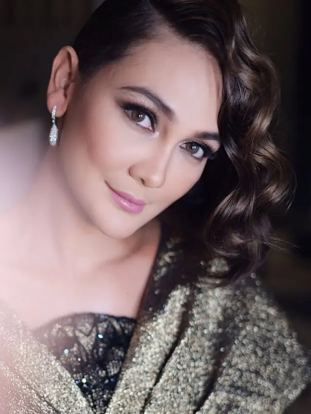 [Bintang] Selain Ponytail, Cek 5 Gaya Rambut Luna Maya yang Anti Ribet