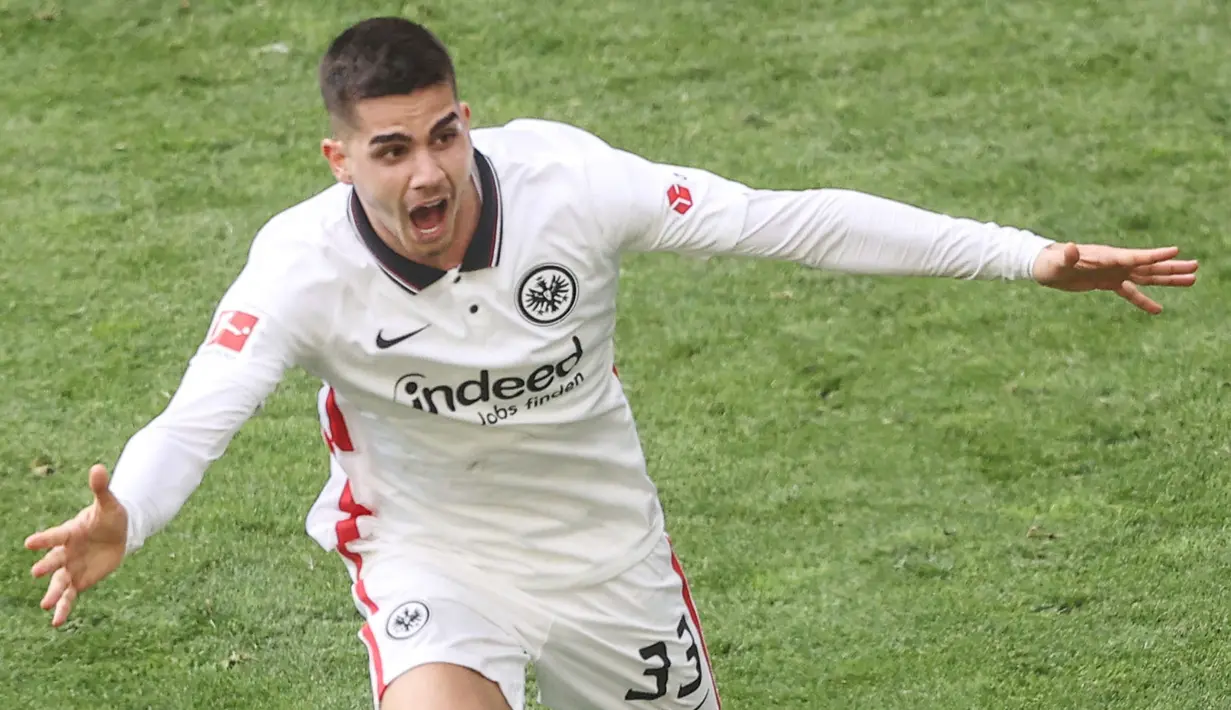Namun dipinjamkannya ia ke Eintracht Frankfurt pada tahun 2019 menjadi titik balik kebangkitannya. Bersama Die Adler, Silva berhasil tampil impresif dengan torehan 45 gol dan 15 assist. (Foto:AFP/Lars Baron)