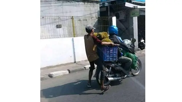 6 Kelakuan Bapak-Bapak saat Dibonceng di Motor Ini Kocak