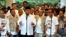 Ketua Umum Partai Gerindra Prabowo Subianto (depan-kiri) bersama relawan Jokowi Mania (Joman) menyampaikan keterangan pers usai melakukan pertemuan di Rumah Kertanegara, Jakarta, Kamis (16/2/2023). Dalam pertemuan tersebut, relawan Joman sepakat mendukung Prabowo Subianto untuk Pilpres 2024 dan bertransformasi menjadi Prabowo Mania 08. (Liputan6.com/Johan Tallo)