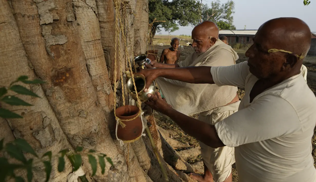 Kerabat melakukan ritual terakhir dari tiga warga desa yang meninggal karena penyakit terkait panas di distrik Ballia, negara bagian Uttar Pradesh, India, Senin, 19 Juni 2023.