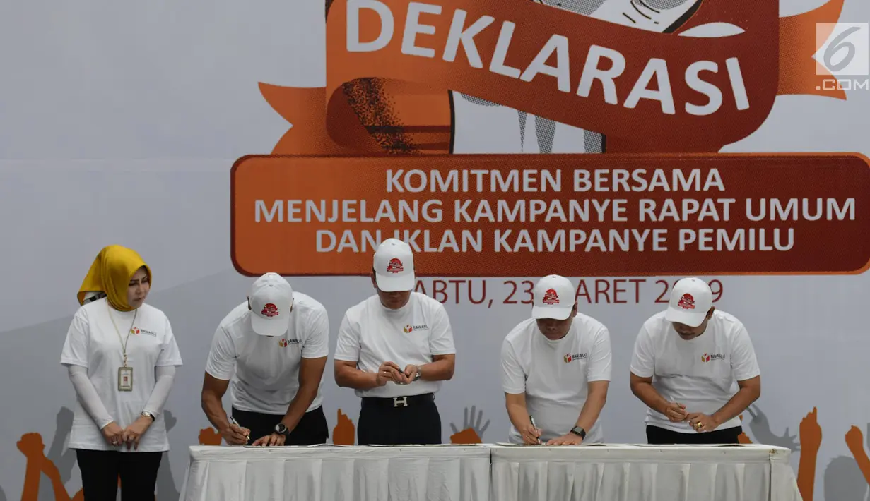 Ketua Bawaslu, Abhan (kedua kiri) menandatangani MoU Netralitas saat deklarasi komitmen bersama menjelang kampanye rapat umum dan iklan kampanye Pemilu 2019 di kantor Bawaslu RI, Jakarta, Sabtu (23/3). (merdeka.com/Imam Buhori)